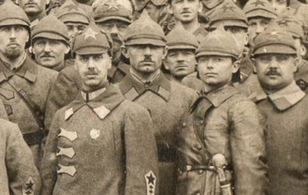 Soldados rusos con la Estrella Roja